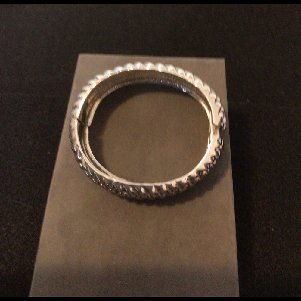 Silver Tone Rope Design Spring Clasp 1” Wide Bangle - Picture 3 of 3